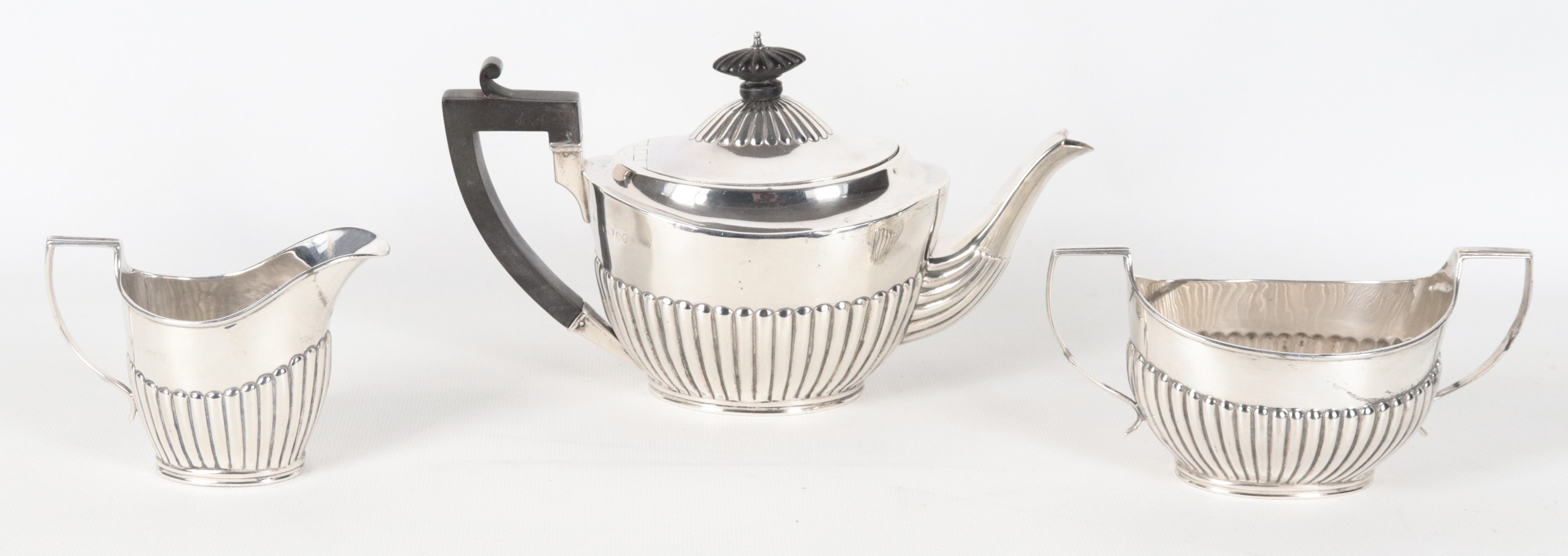 Servizio da tè Epoca regina Vittoria in argento cesellato e sbalzato (3 pz), gr. 530