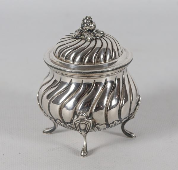 Antique small sugar bowl in torchon-embossed silver, supported by four curved feet, 140 g