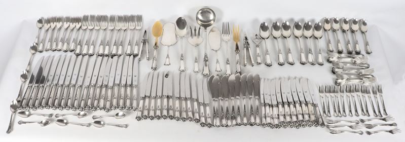 Servizio di posate in argento cesellato e sbalzato a motivi Luigi XV (203 pz), gr. 8970