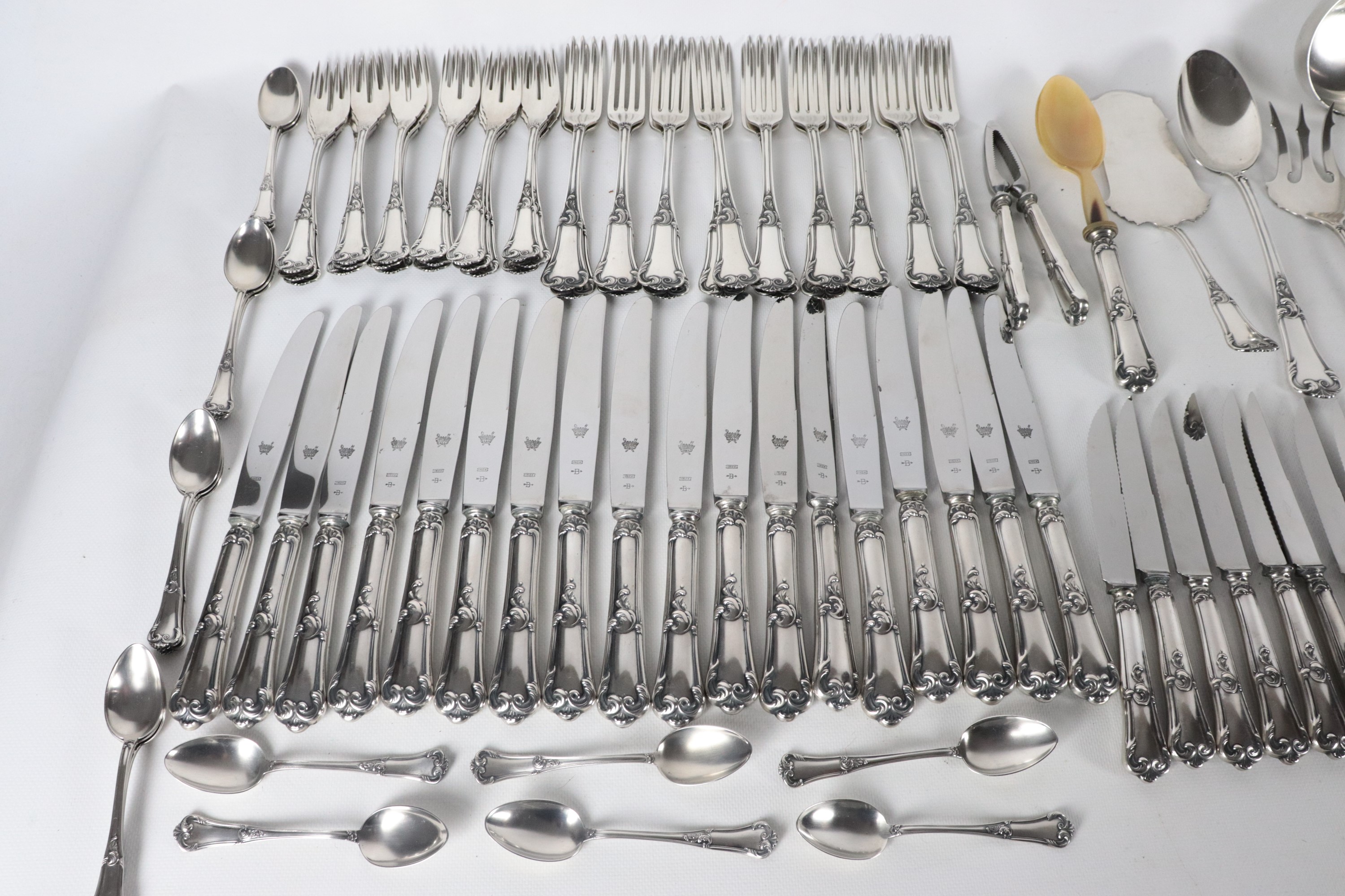 Servizio di posate in argento cesellato e sbalzato a motivi Luigi XV (203 pz), gr. 8970