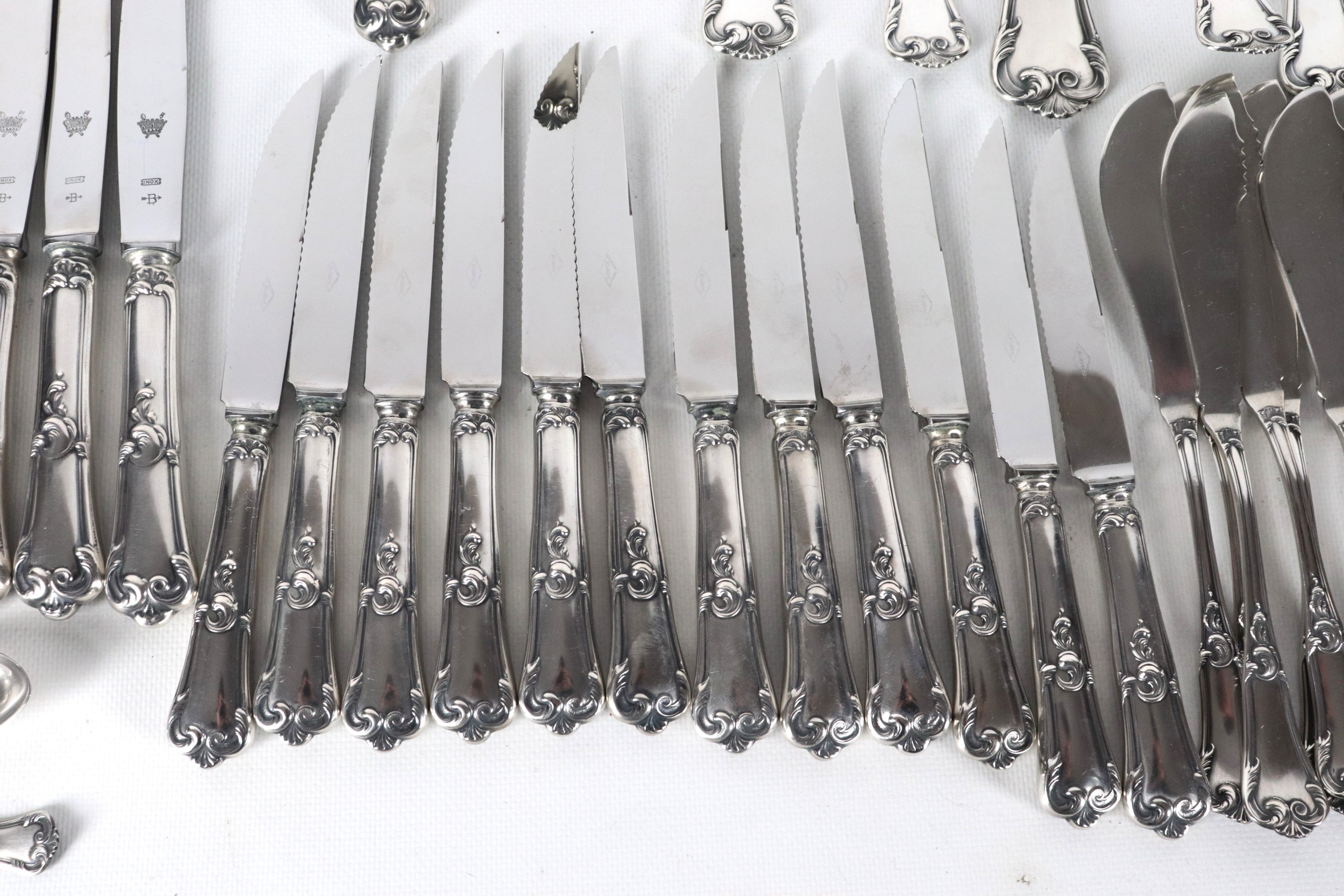 Servizio di posate in argento cesellato e sbalzato a motivi Luigi XV (203 pz), gr. 8970