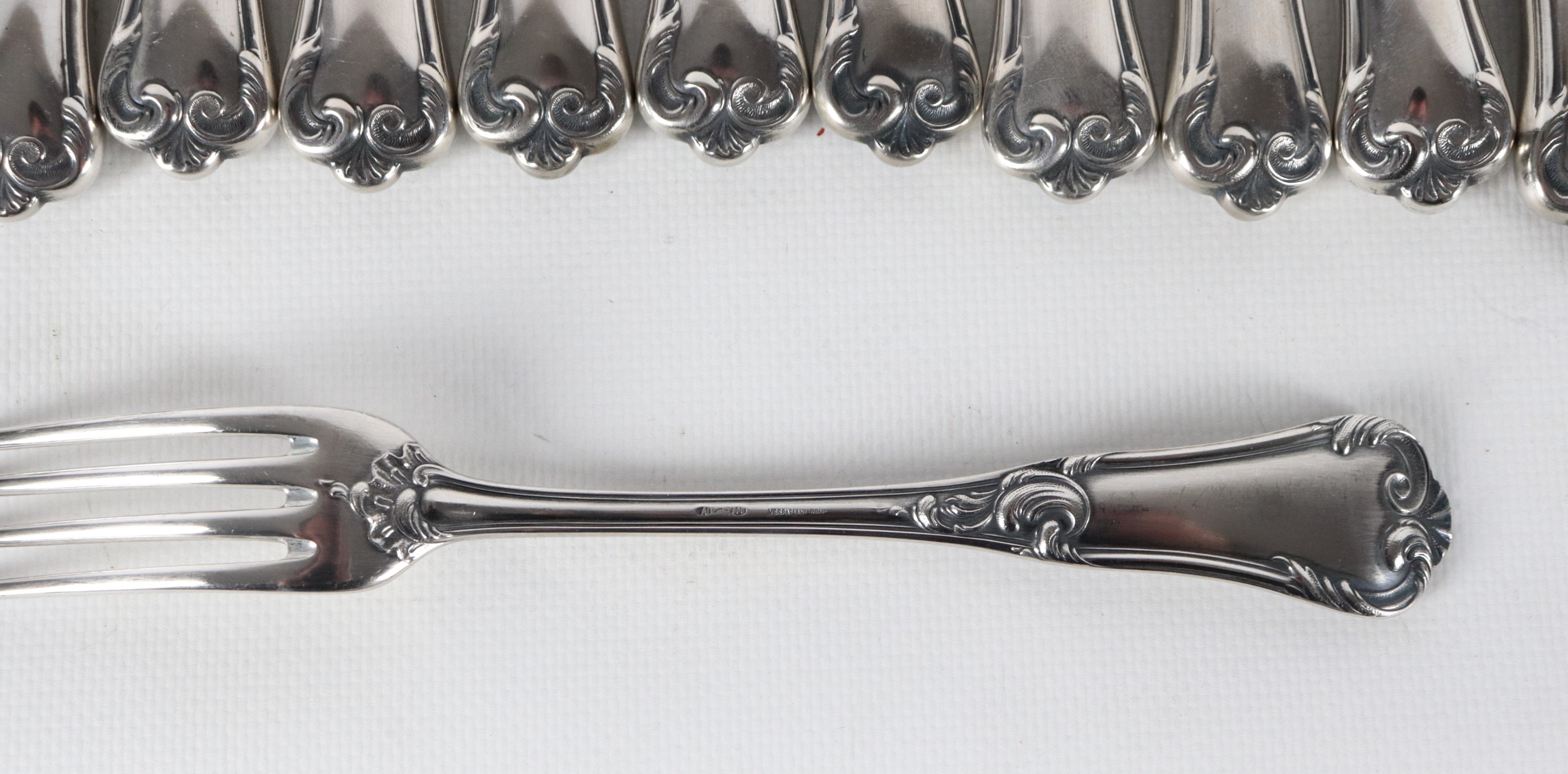 Servizio di posate in argento cesellato e sbalzato a motivi Luigi XV (203 pz), gr. 8970