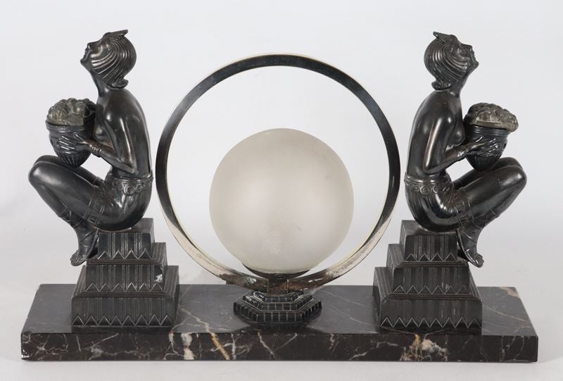 Lampada da tavolo francese Epoca Liberty, formata da due sculture di odalische in bronzo con al c...