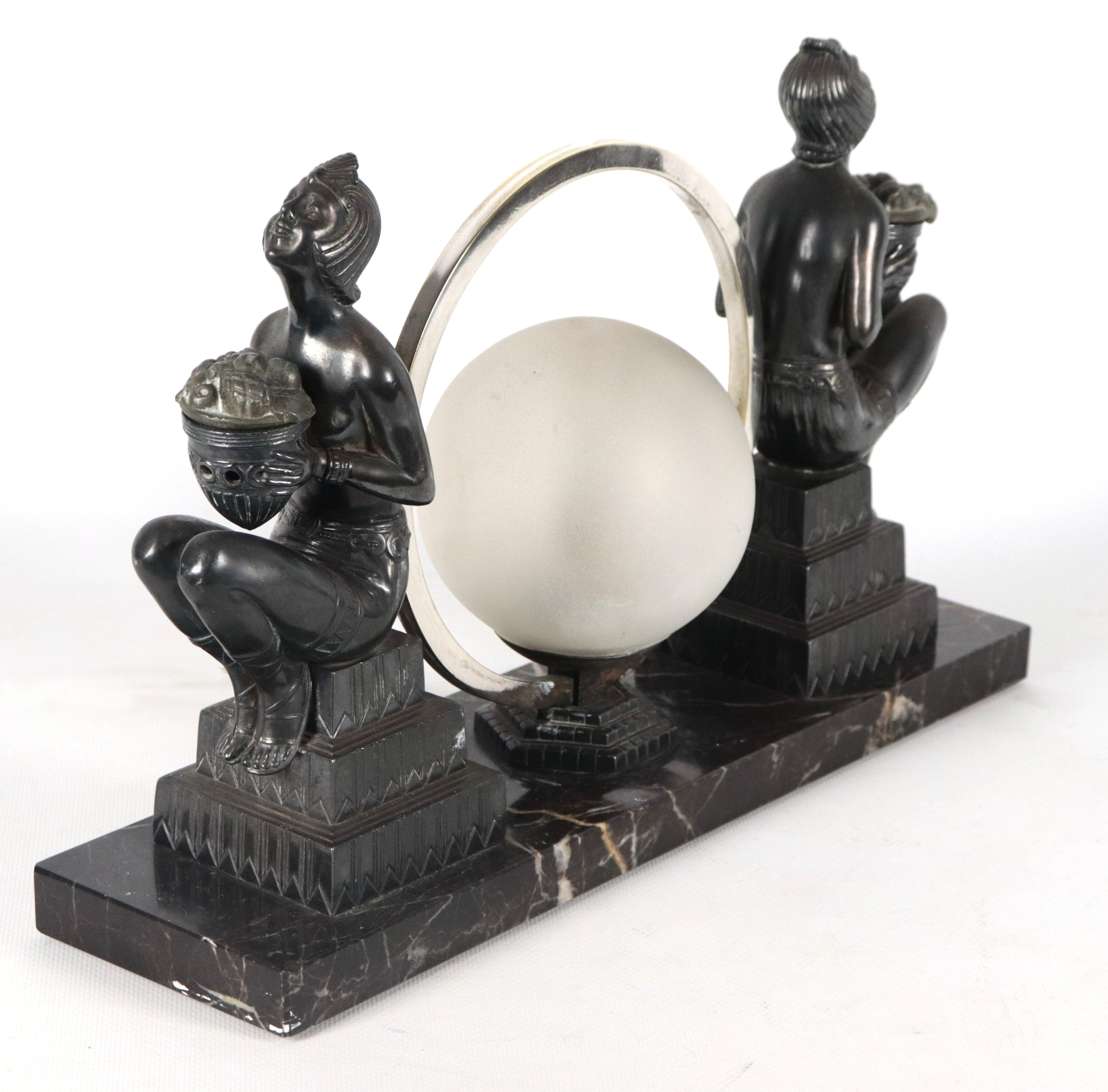 Lampada da tavolo francese Epoca Liberty, formata da due sculture di odalische in bronzo con al c...