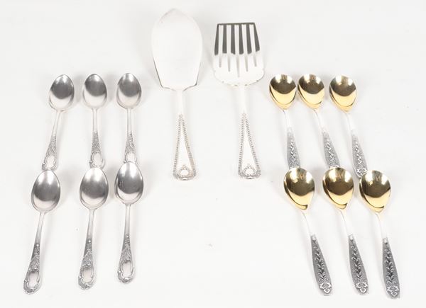 Antique lot in embossed and chiseled silver metal (14 pcs)