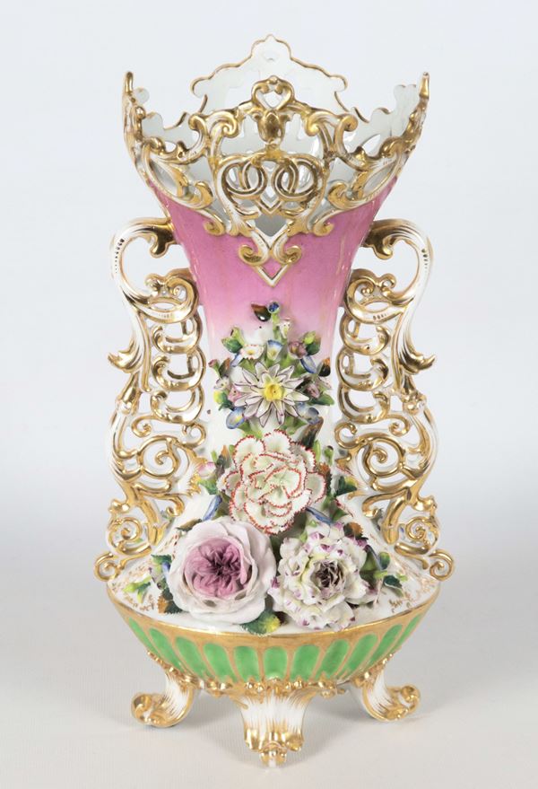Antique French vase in polychrome porcelain, with applications of flowers in relief and highlights in pure gold, supported by three leaf-shaped feet