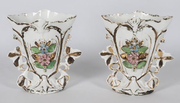 Pair of small Neapolitan cartoccio vases from the Louis Philippe period, in white porcelain with polychrome decorations of flowers in relief and highlights in pure gold