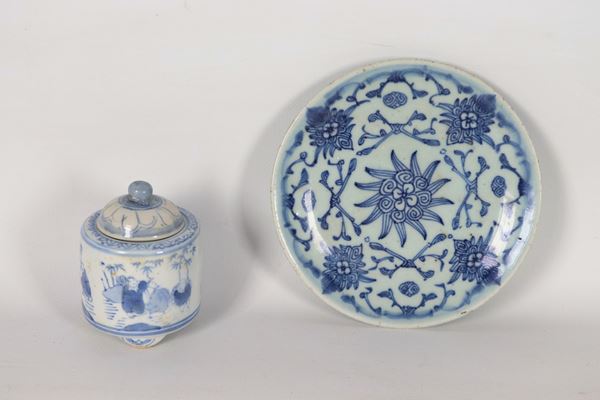 Set of 2 blue and white Chinese porcelain sugar bowls and round saucers.