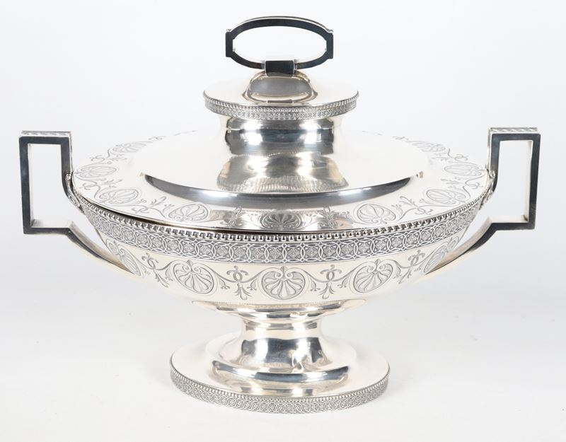 Grande zuppiera Tiffany in argento sterling titolo 925, cesellata e sbalzata a motivi Impero, gr....