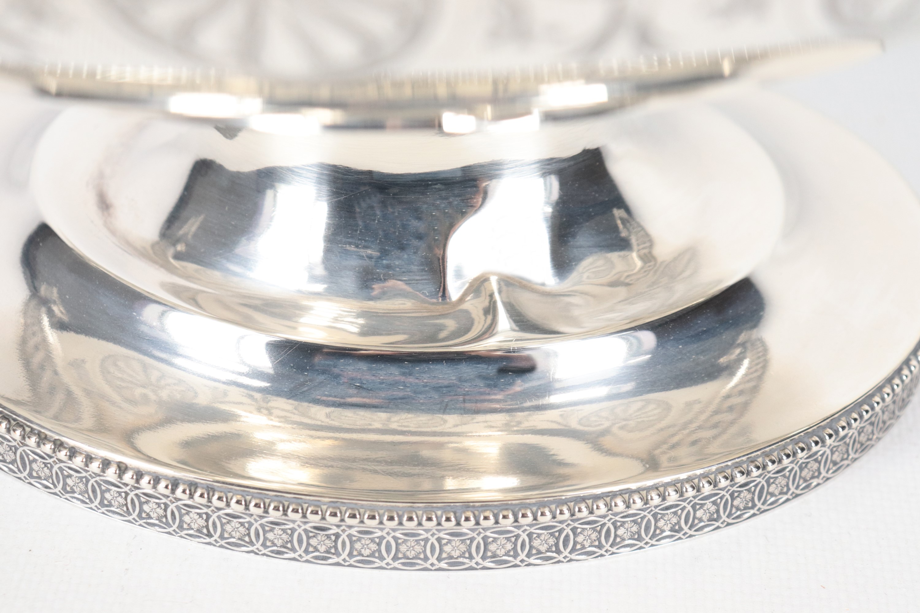 Grande zuppiera Tiffany in argento sterling titolo 925, cesellata e sbalzata a motivi Impero, gr....