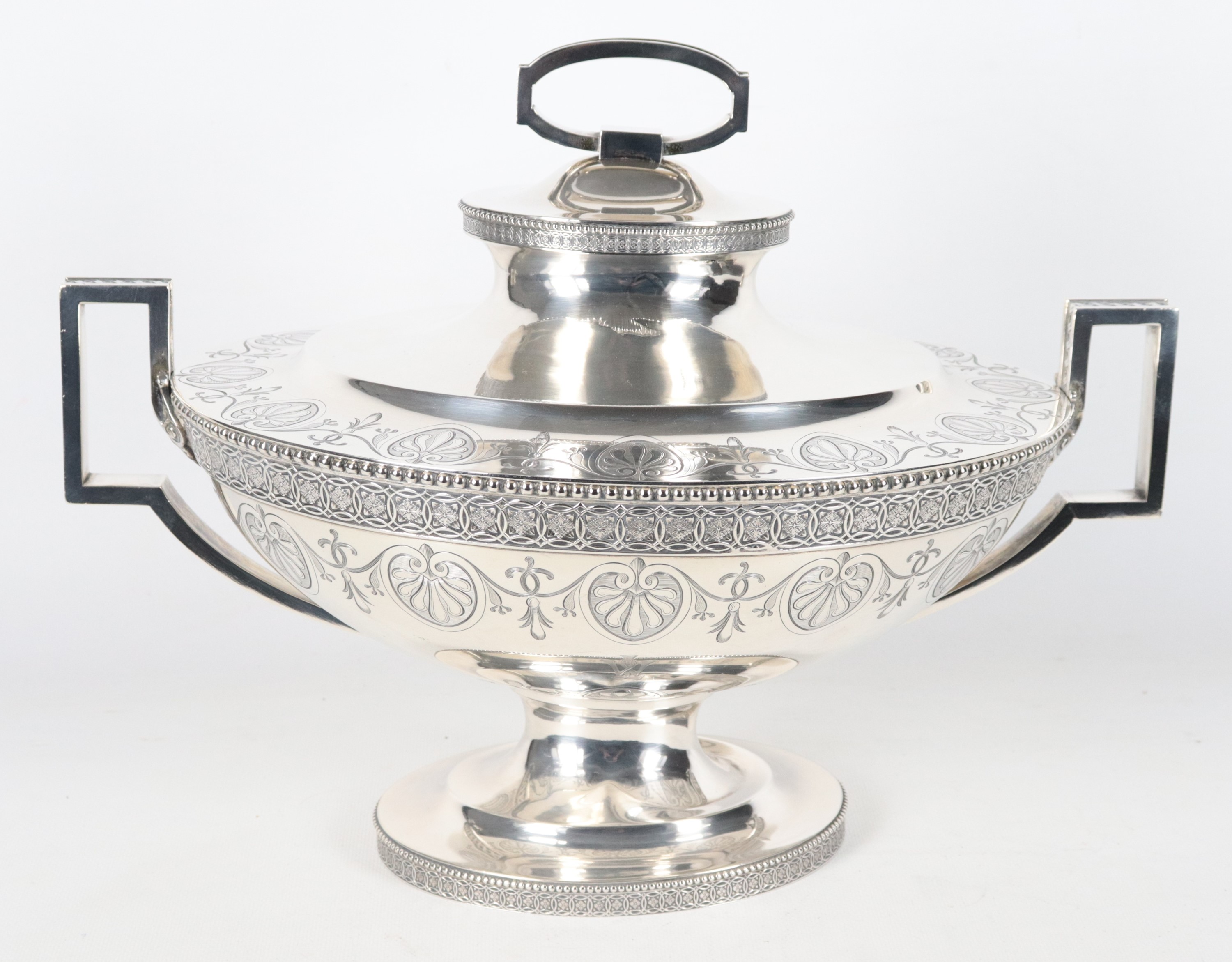 Grande zuppiera Tiffany in argento sterling titolo 925, cesellata e sbalzata a motivi Impero, gr....