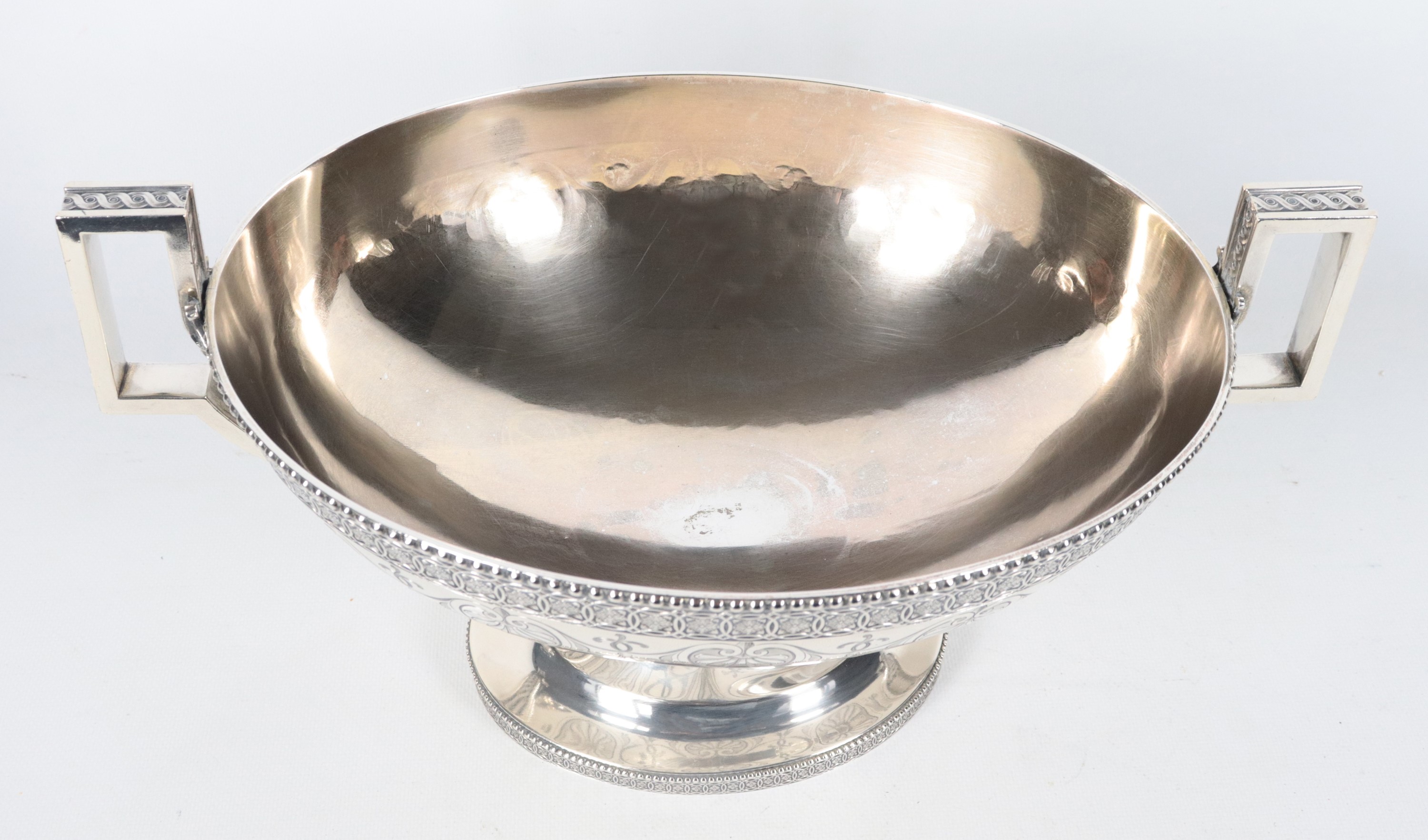 Grande zuppiera Tiffany in argento sterling titolo 925, cesellata e sbalzata a motivi Impero, gr....