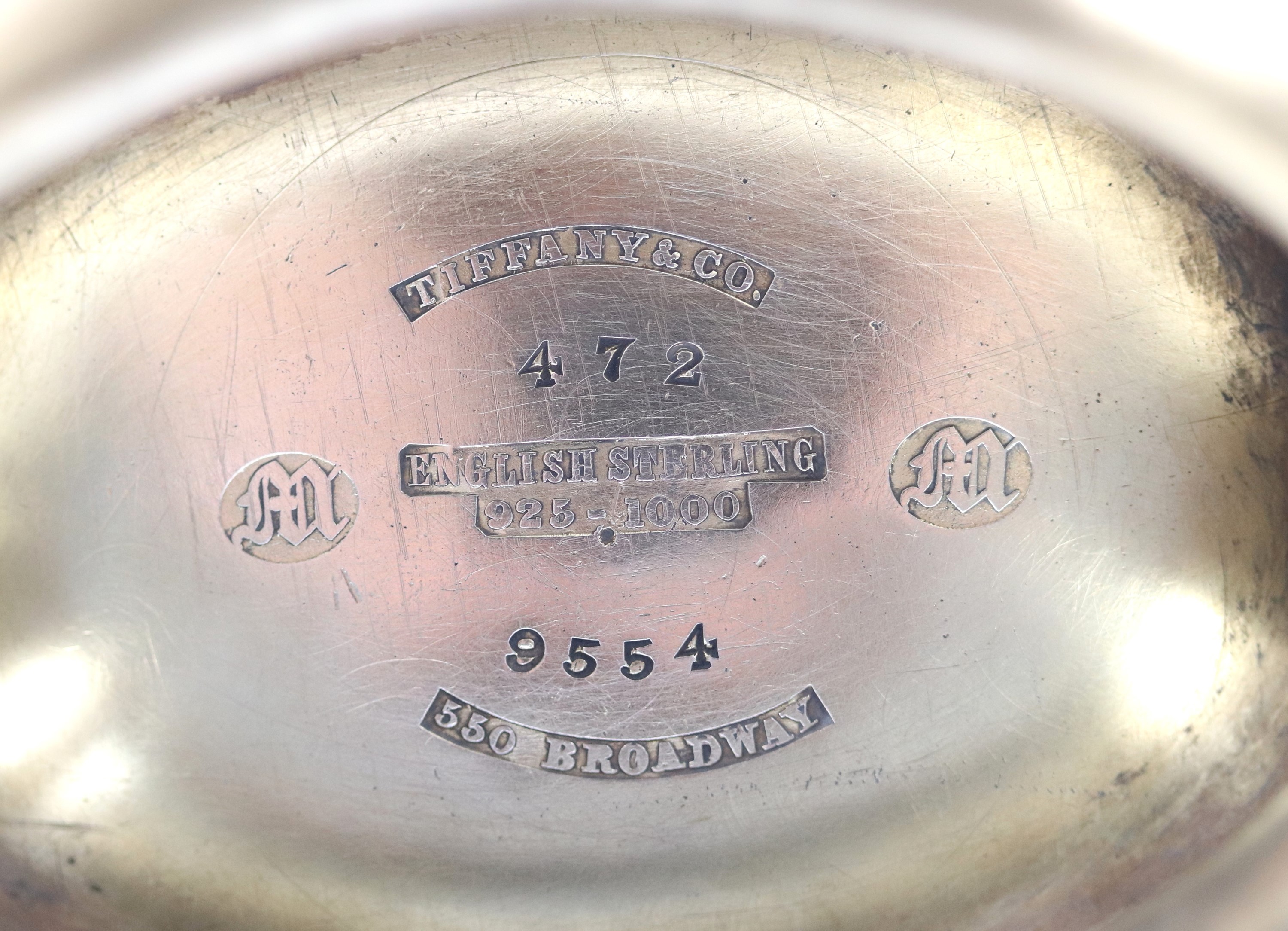 Grande zuppiera Tiffany in argento sterling titolo 925, cesellata e sbalzata a motivi Impero, gr....