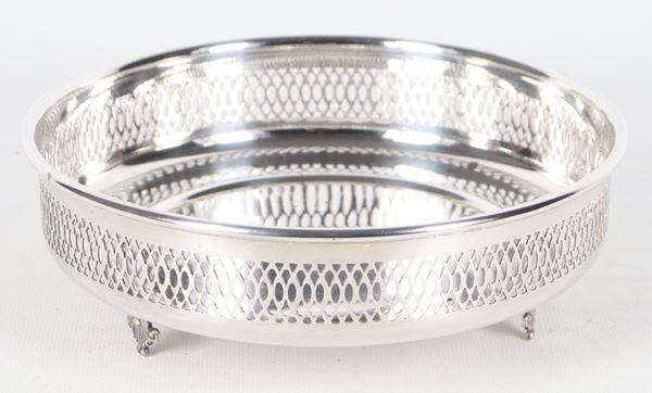 Small round centrepiece in silver metal with a perforated railing edge, supported by three curved feet