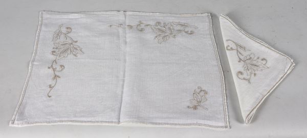Table set of a rectangular centerpiece and eight placemats with eight embroidered cotton muslin napkins