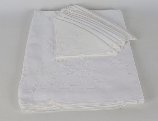 Linen tablecloth with ten napkins, embroidered with floral motifs 