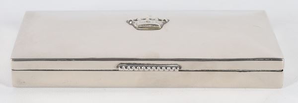 Cigarette box made of wood covered in silver metal, with a patrician crown on the lid