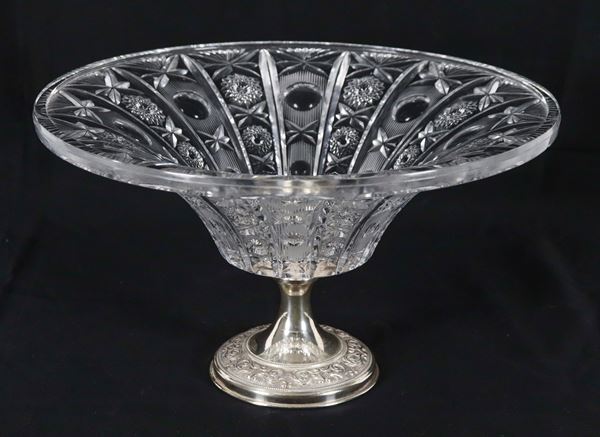 Fruit bowl in worked and engraved crystal, with a chiseled silver base