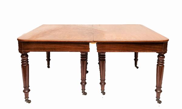 Extendable dining table in solid mahogany