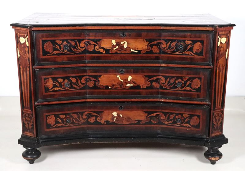 Canterano lombardo veneto Epoca Luigi XV a forma mossa sagomata, in noce e vari legni pregiati, c...