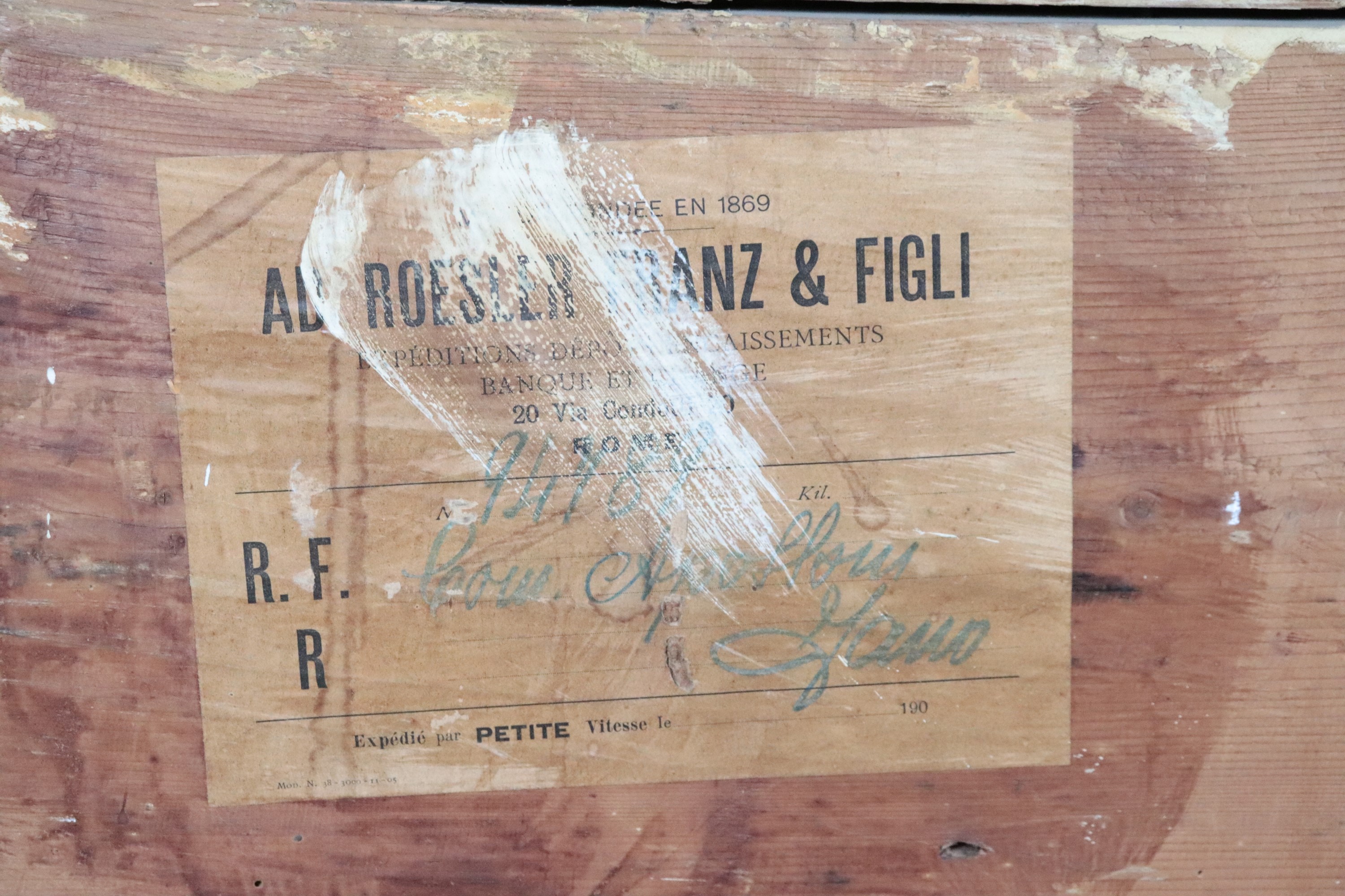 Canterano lombardo veneto Epoca Luigi XV a forma mossa sagomata, in noce e vari legni pregiati, c...