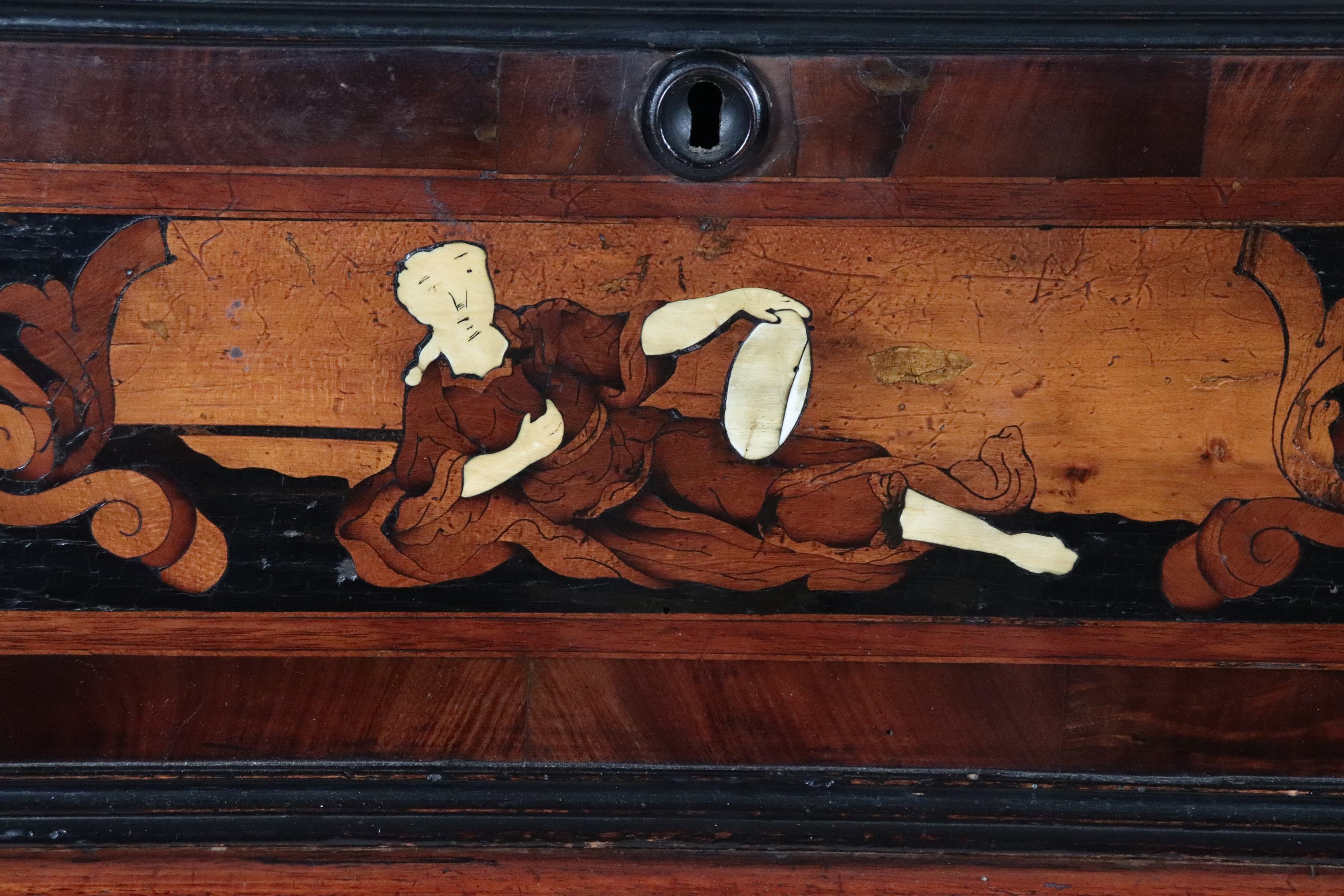 Canterano lombardo veneto Epoca Luigi XV a forma mossa sagomata, in noce e vari legni pregiati, c...