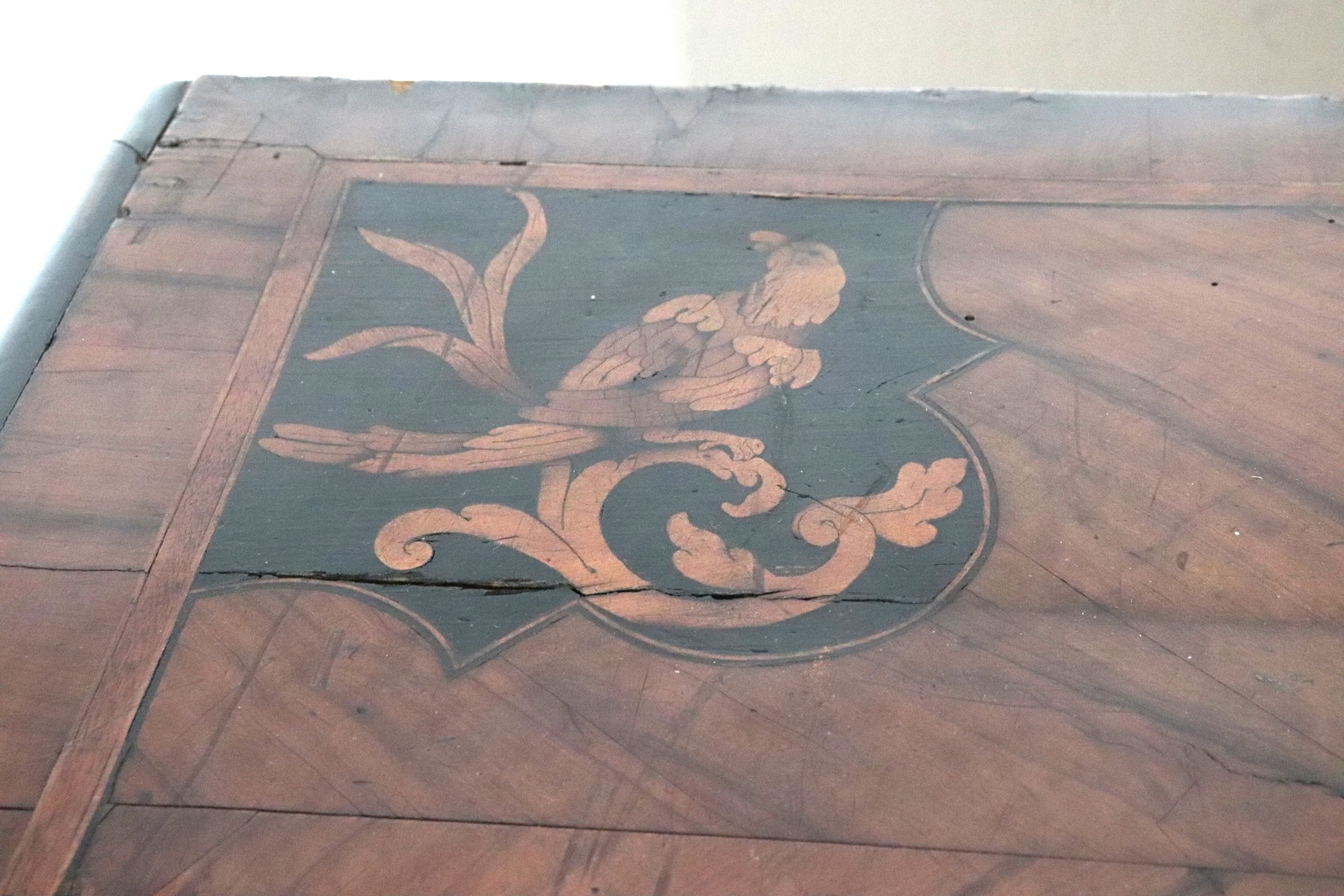 Canterano lombardo veneto Epoca Luigi XV a forma mossa sagomata, in noce e vari legni pregiati, c...