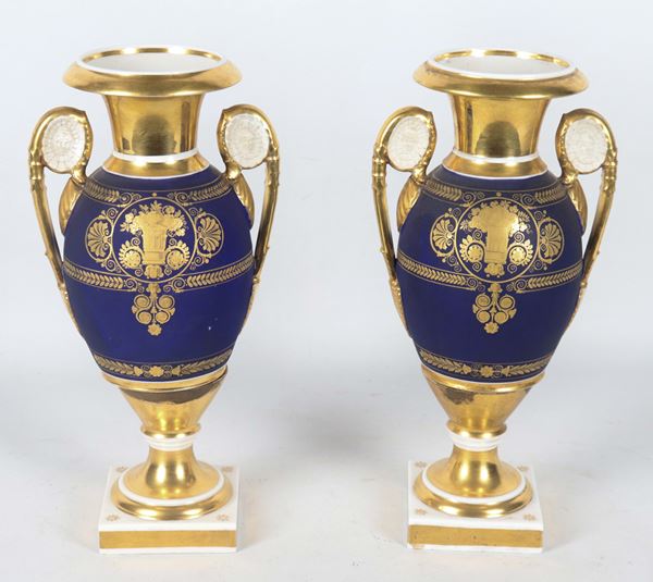 Pair of antique French Retour d'Egypte amphora vases, in cobalt blue porcelain with pure gold decorations in neoclassical motifs