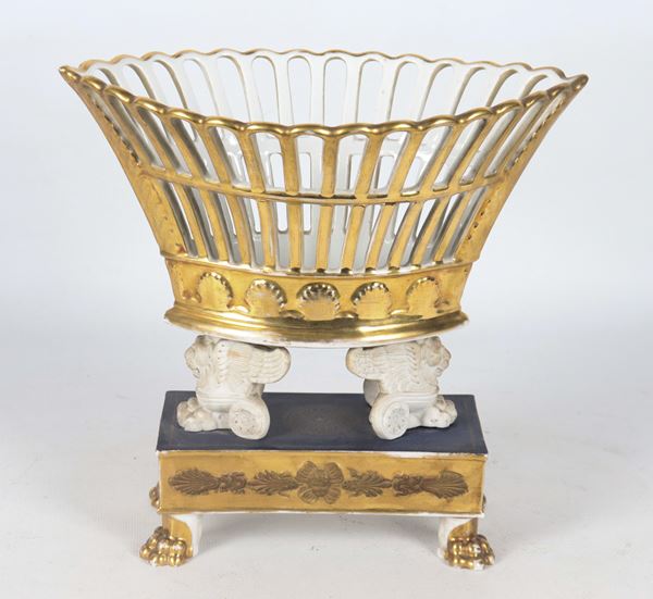 Antique Empire Period basket in Old Paris porcelain, entirely decorated in pure gold with neoclassical motifs, supported by small sculptures of winged lions