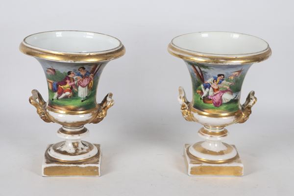 Pair of small antique Neapolitan crater vases from the Empire period, in polychrome porcelain with romantic scenes and bouquets of flowers, highlights in pure gold