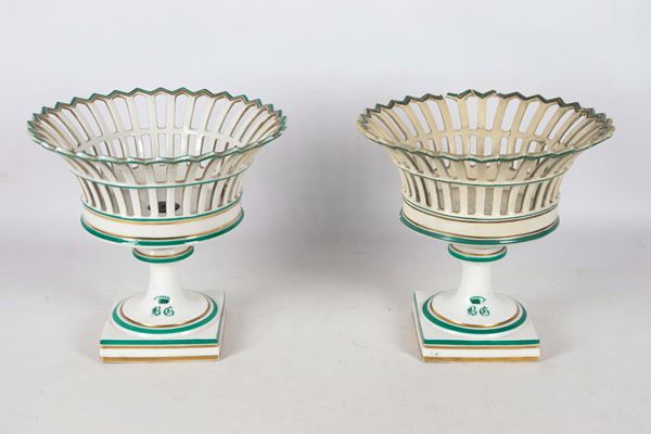 Pair of antique French Old Paris porcelain baskets, with green and gold thread decorations on a white background and BG monogram surmounted by a crown