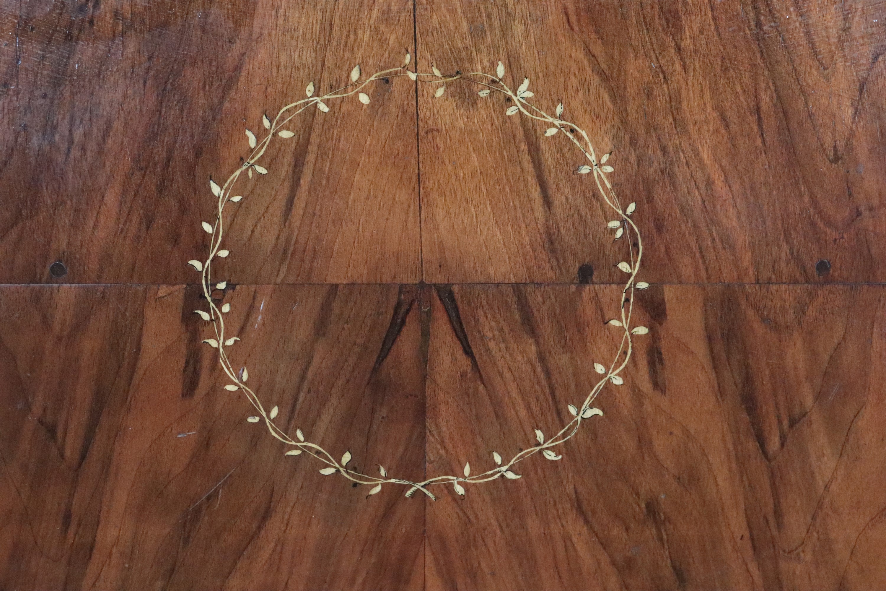 Antico secretaire Carlo X in noce e radica di noce, con intarsi a motivi geometrici e floreali in...