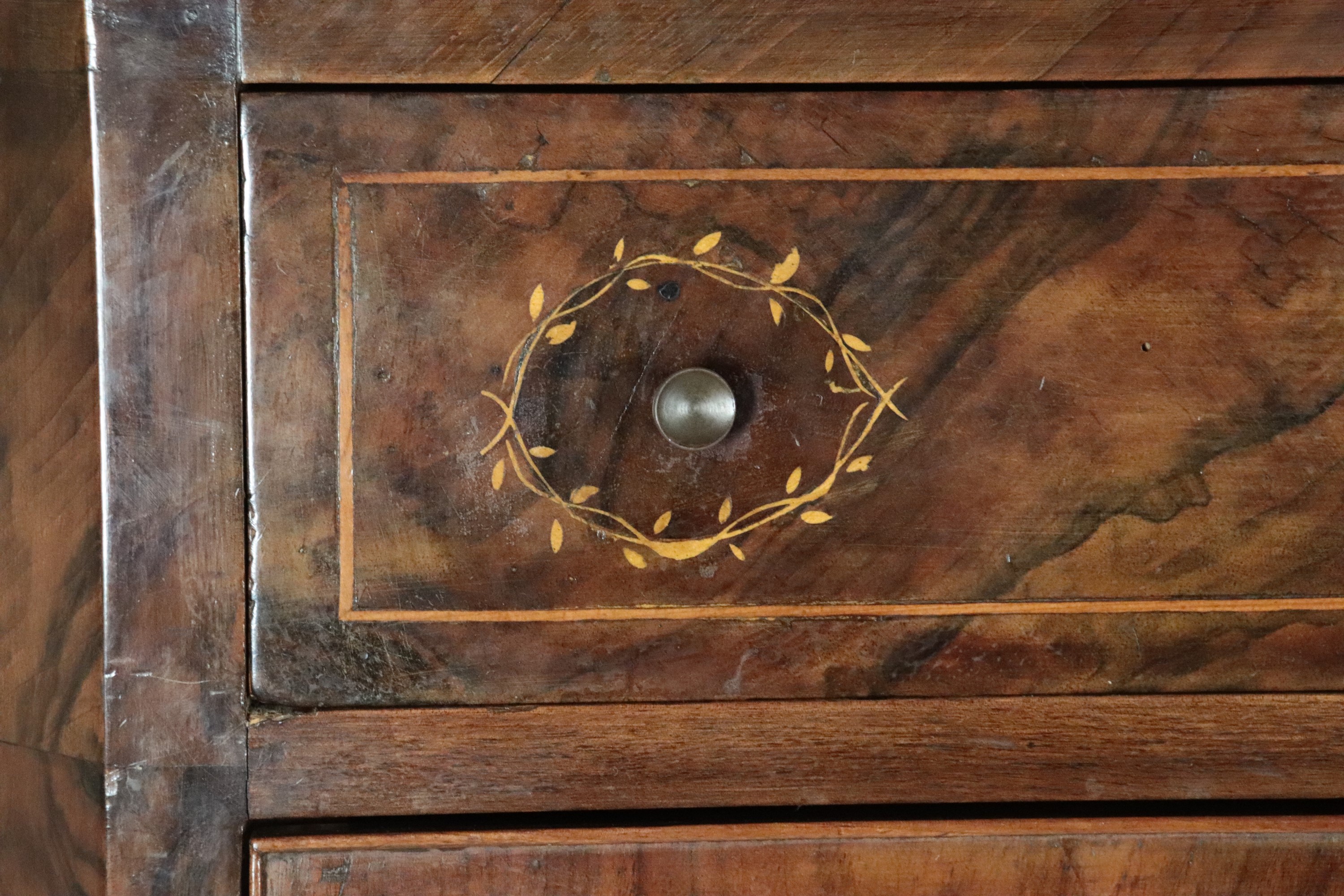 Antico secretaire Carlo X in noce e radica di noce, con intarsi a motivi geometrici e floreali in...