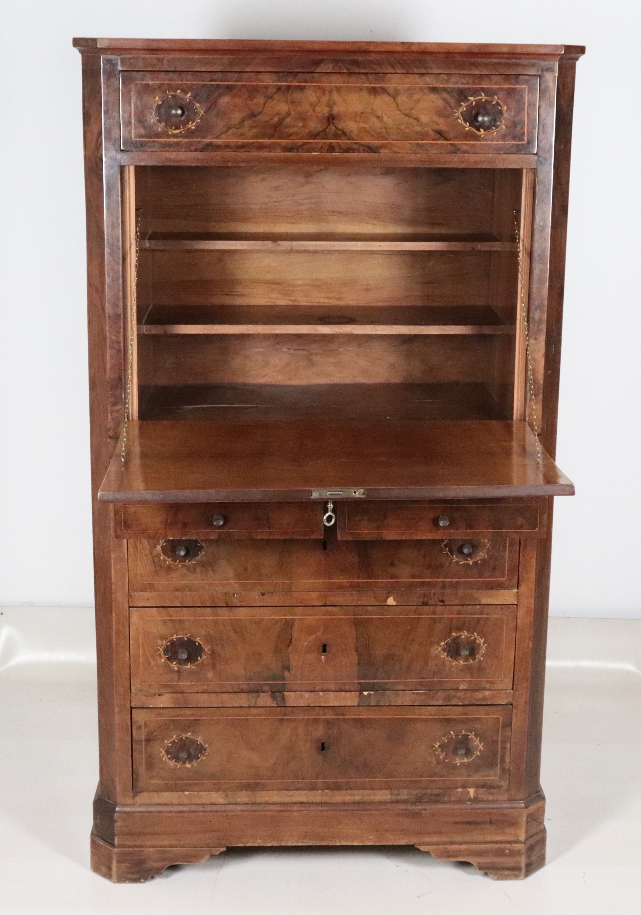 Antico secretaire Carlo X in noce e radica di noce, con intarsi a motivi geometrici e floreali in...