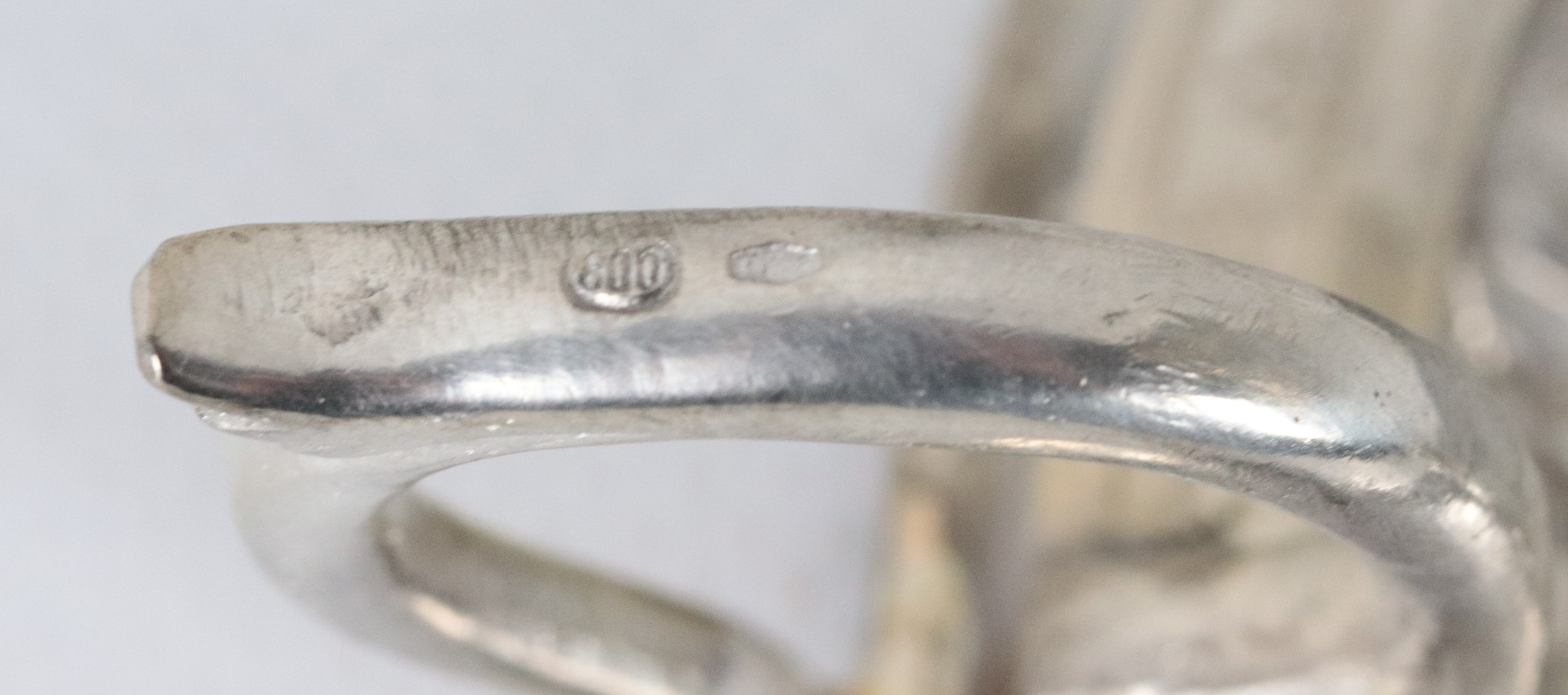 Antica bugia in argento cesellato e sbalzato a motivi Impero, gr. 180
