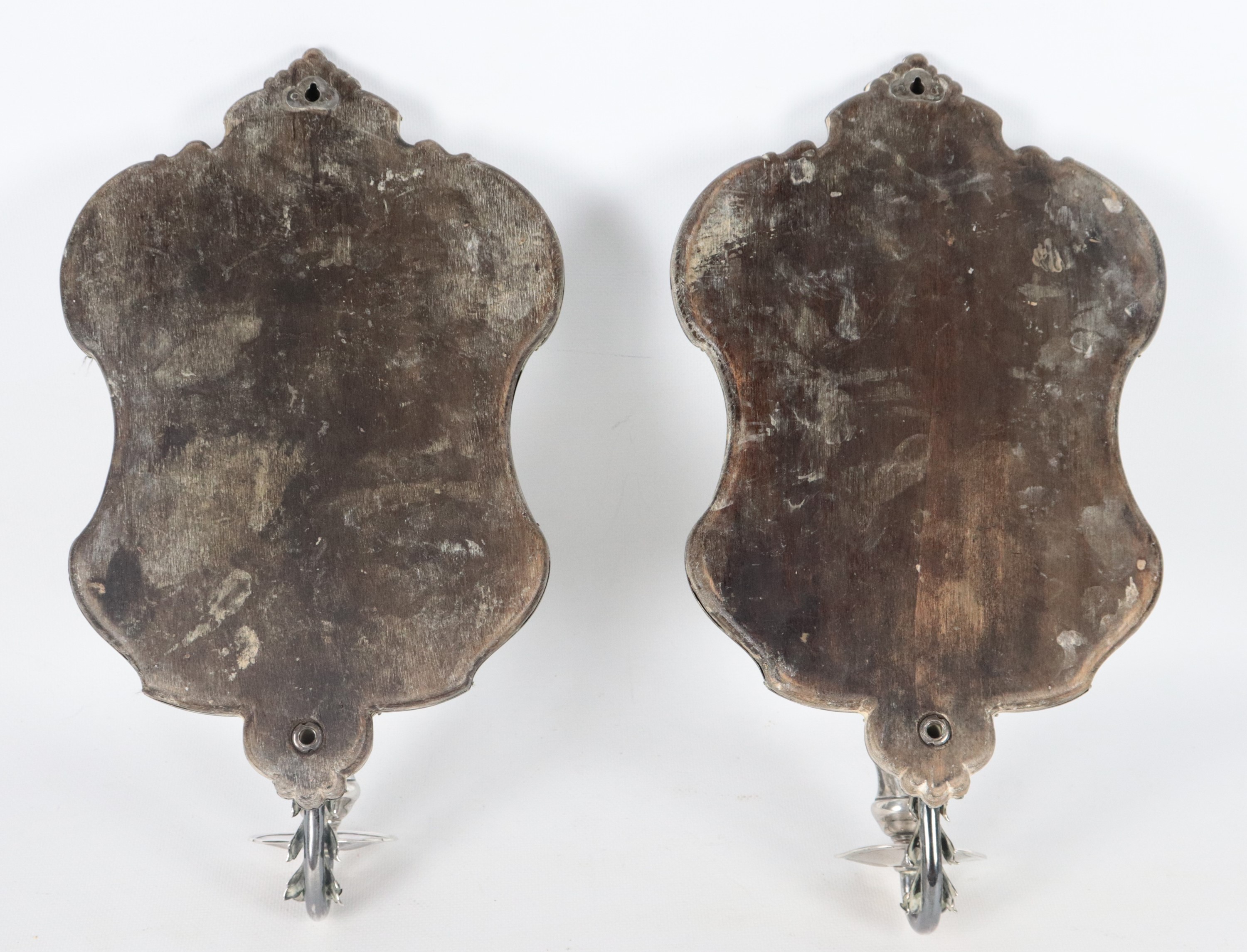 Coppia di piccole specchiere in argento con portacandela, cesellate e sbalzate a motivi Luigi XV