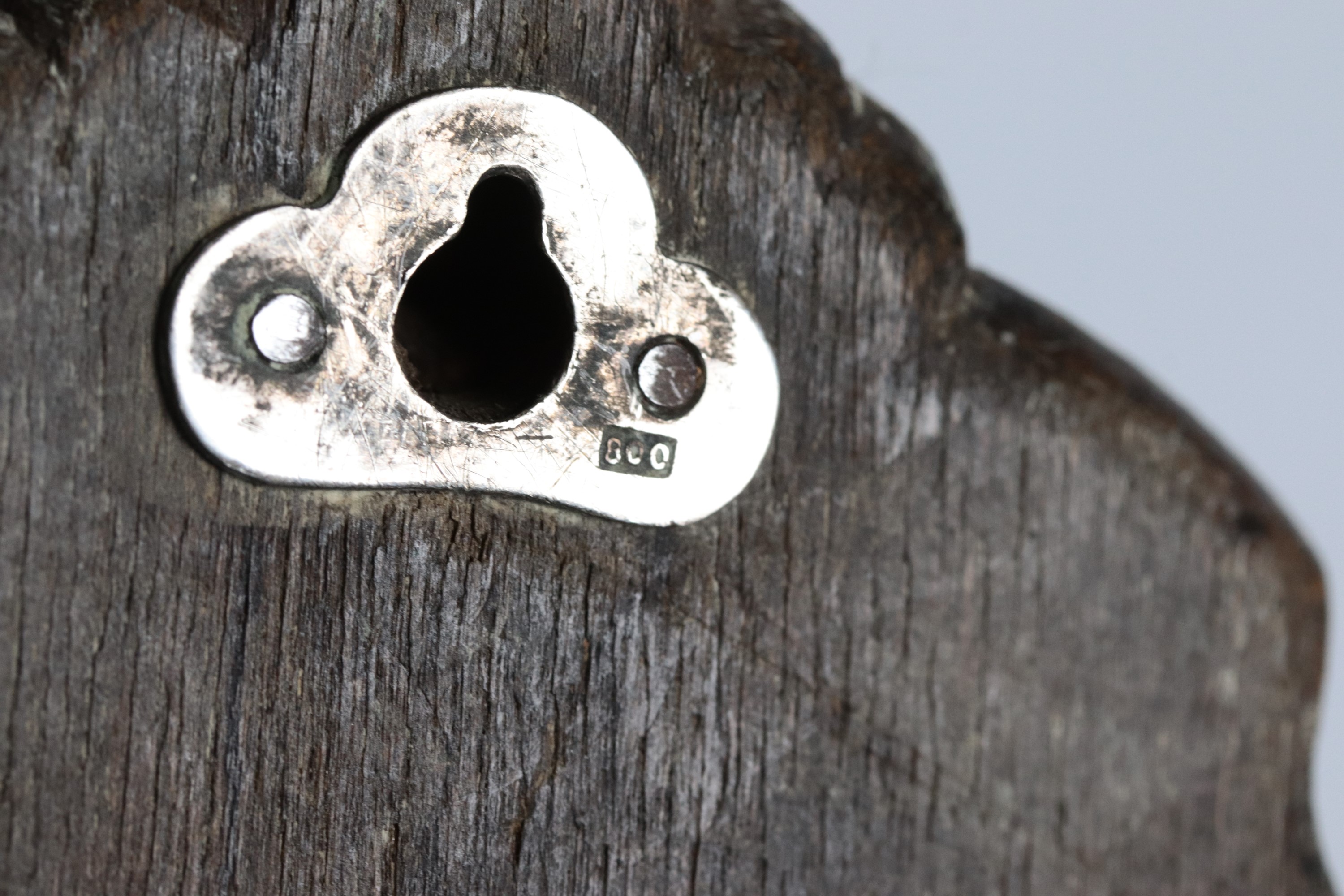 Coppia di piccole specchiere in argento con portacandela, cesellate e sbalzate a motivi Luigi XV