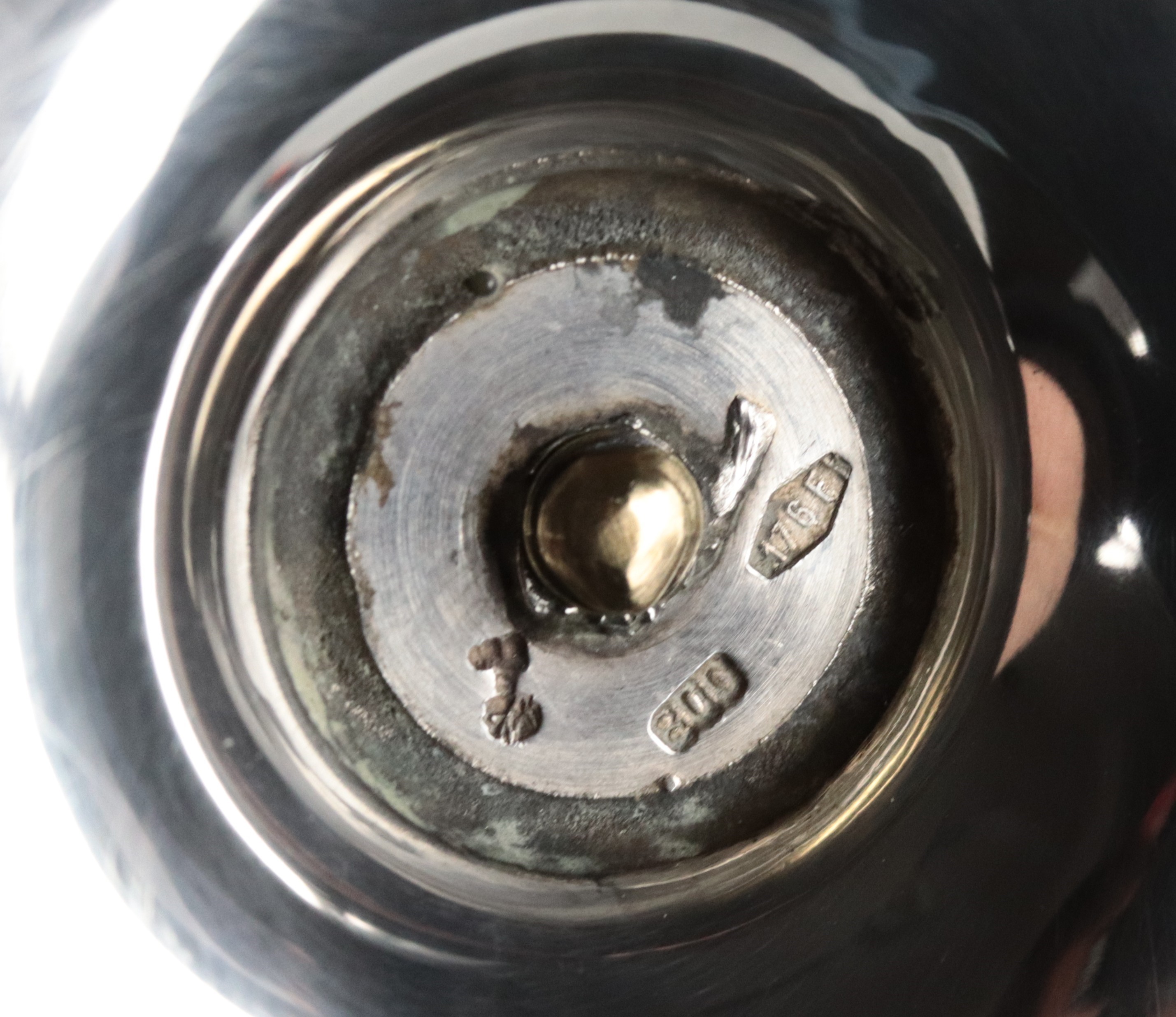 Bugia in argento cesellato e sbalzato a motivi Impero, gr. 200