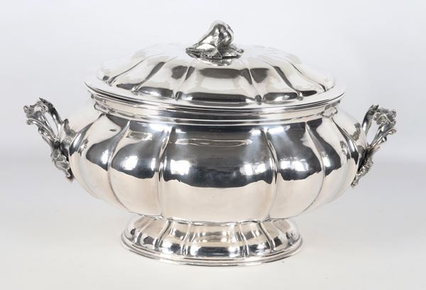Large oval tureen in silver-plated metal, embossed and chiseled with Louis XV motifs