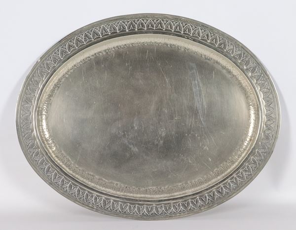 Oval serving tray in silver-plated metal, with embossed and chiseled edge with palmette motifs
