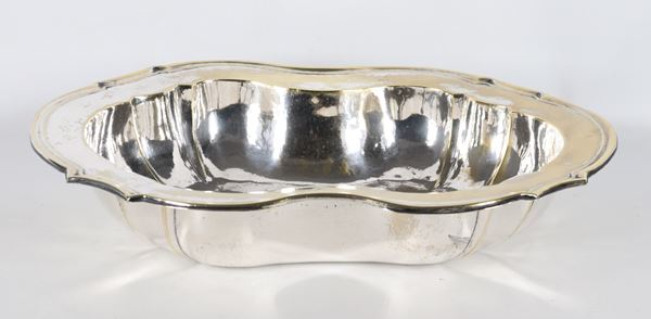 Oval fruit bowl in silver-plated and embossed metal with shaped edge