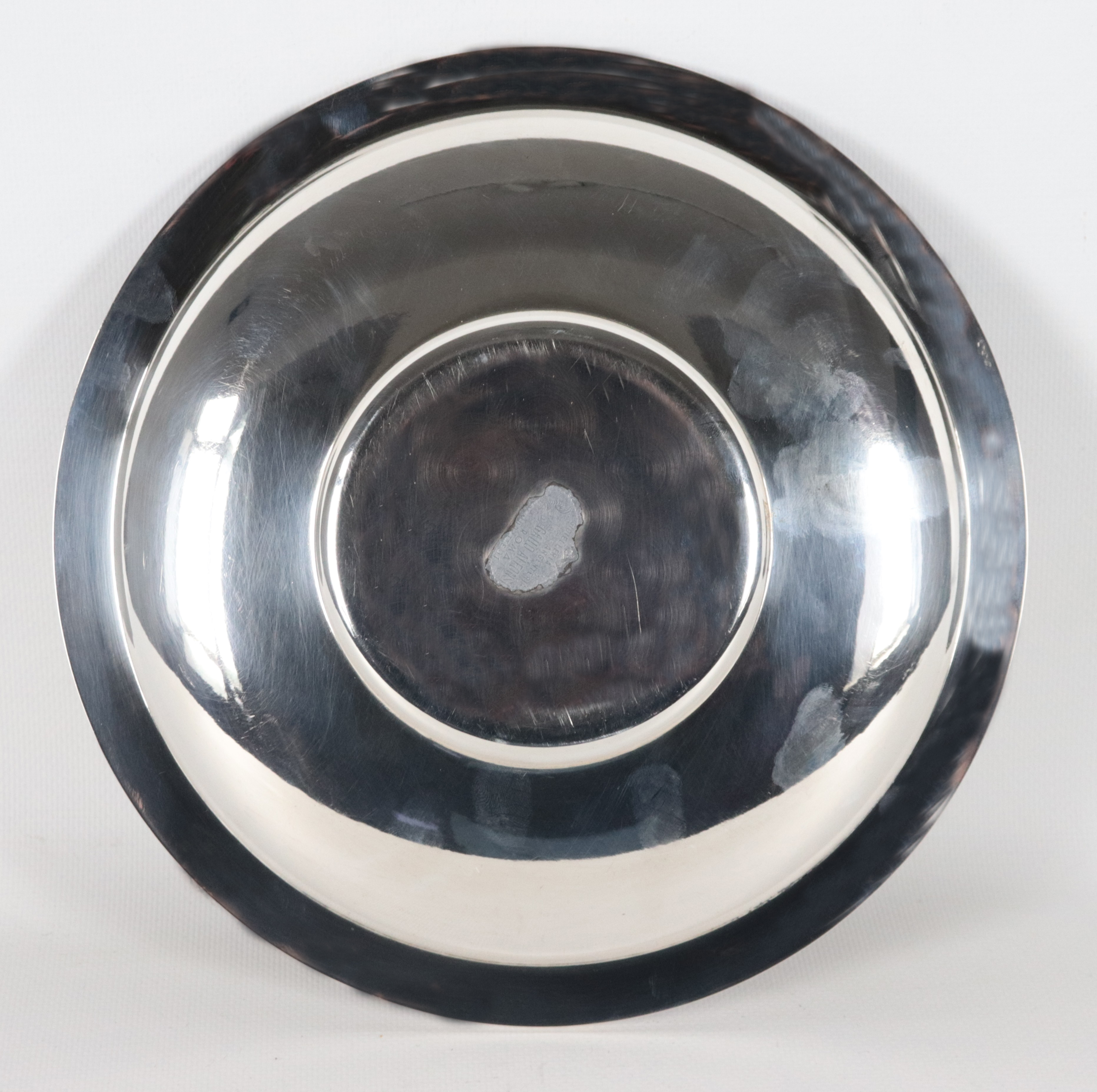 Piatto tondo in argento con bordo cesellato e sbalzato a motivi Impero, fondo concavo, gr. 410