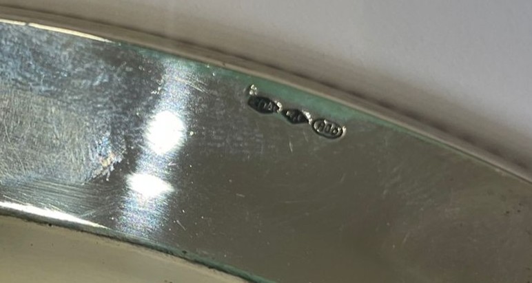 Piatto tondo in argento con bordo cesellato e sbalzato a motivi Impero, fondo concavo, gr. 410