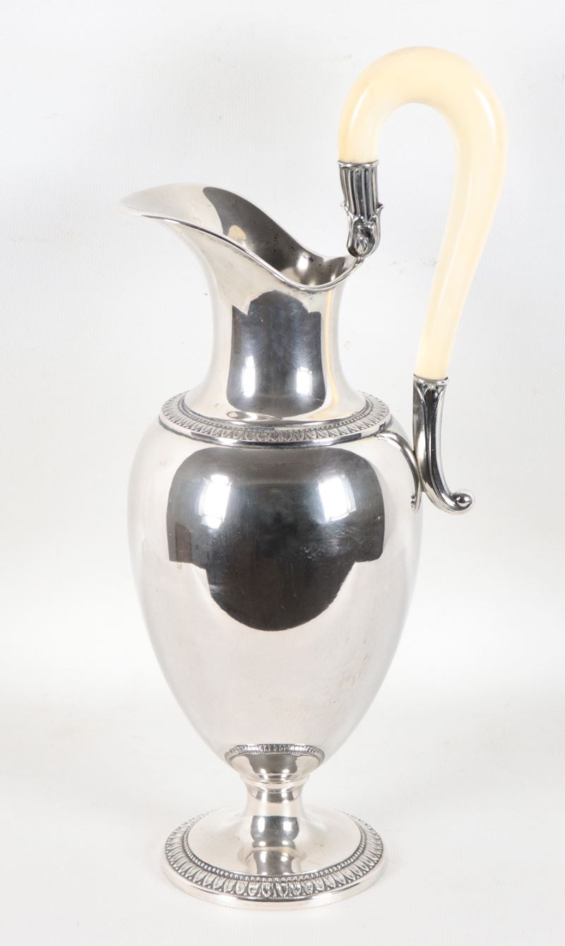 Caraffa per acqua in argento cesellato e sbalzato a motivi Impero, gr. 730