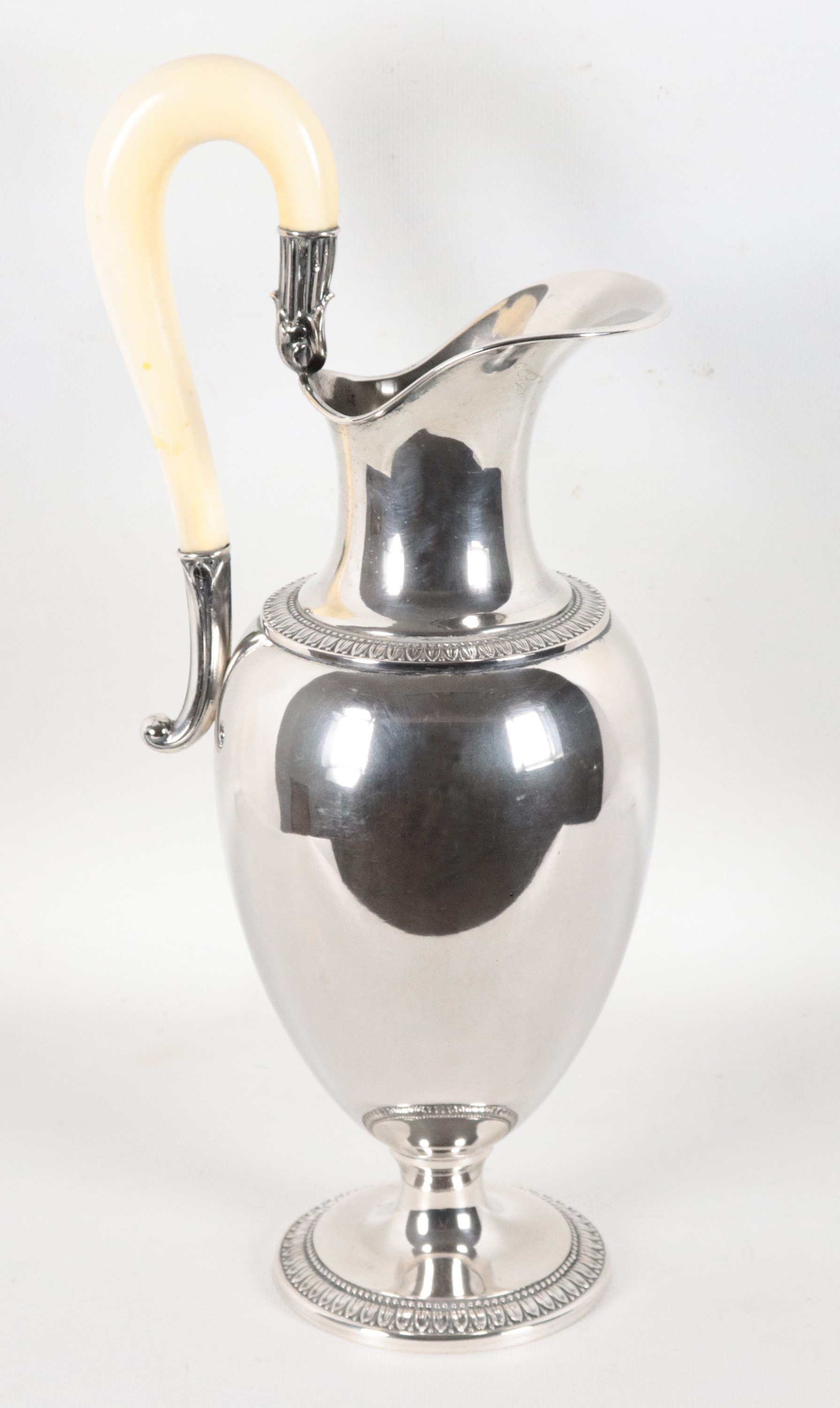 Caraffa per acqua in argento cesellato e sbalzato a motivi Impero, gr. 730