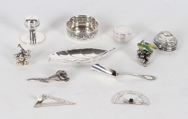 Lot of eleven small objects in chiseled and embossed silver, some with a 925 title, 170 g.