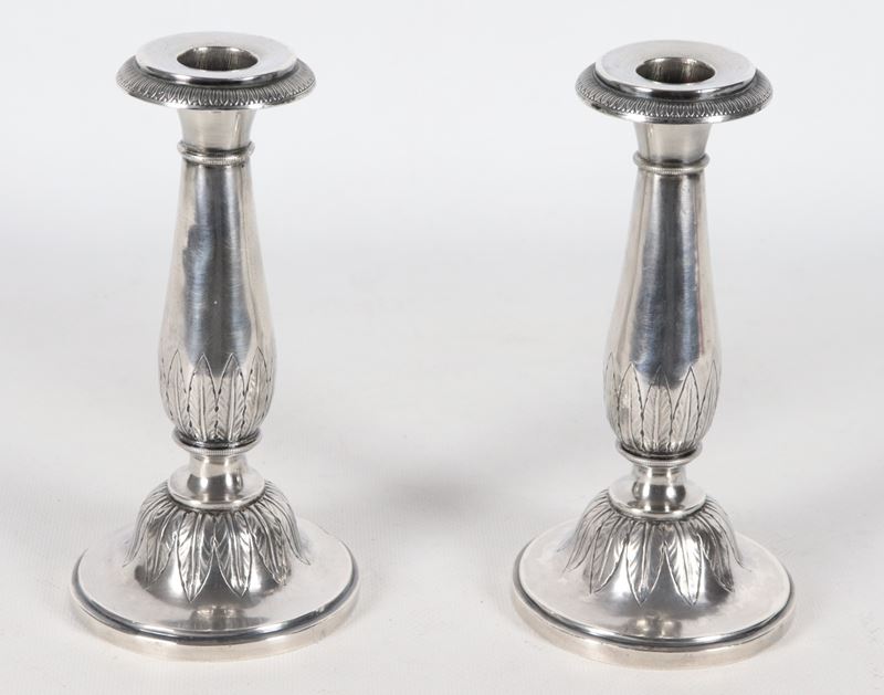Coppia di antichi candelieri romani in argento cesellato e sbalzato, gr. 415