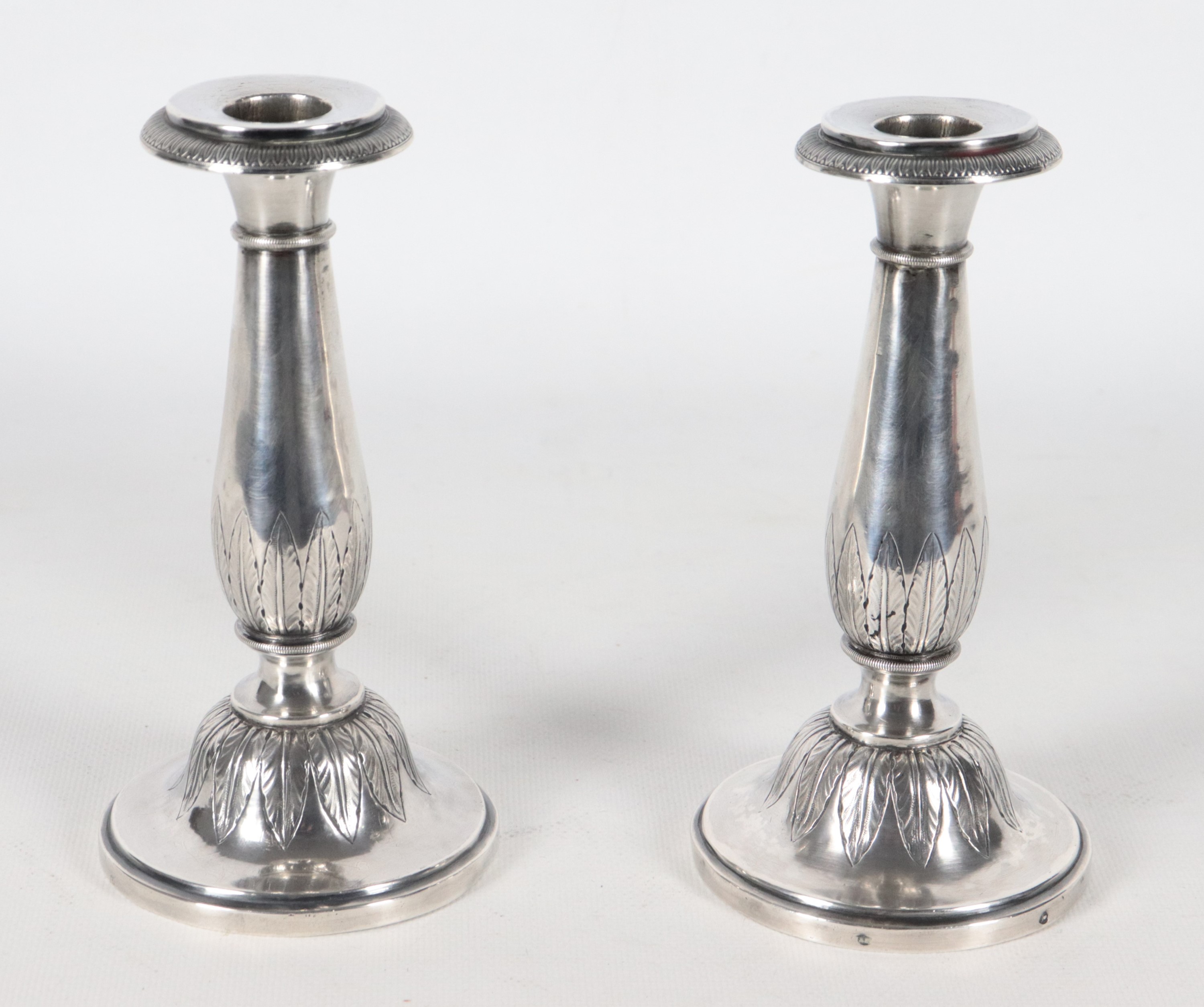 Coppia di antichi candelieri romani in argento cesellato e sbalzato, gr. 415