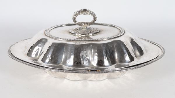 Oval vegetable dish in silver-plated metal, hammered and embossed