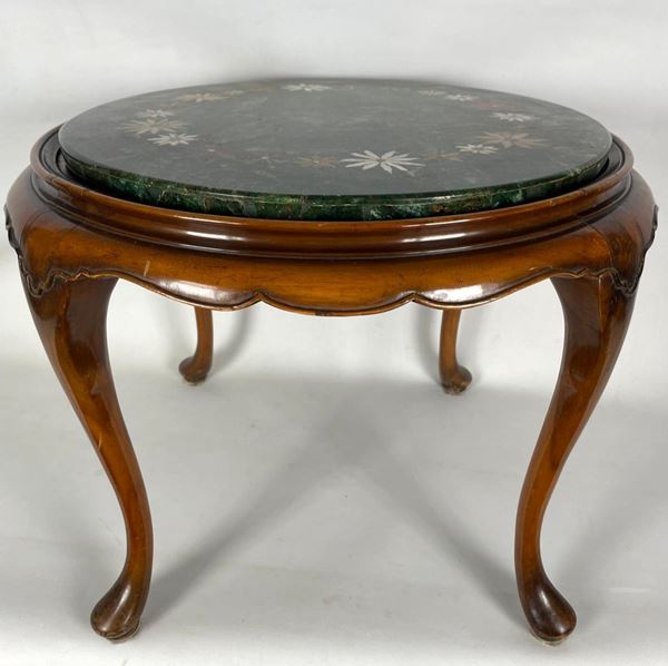 Small low round table in mahogany, with marble top inlaid with polychrome floral motifs and four curved legs